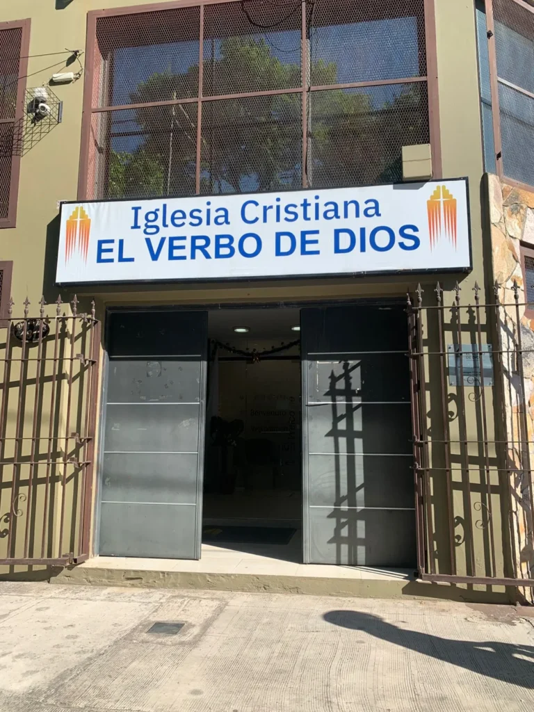 Fachada de la sede de la Iglesia El Verbo de Dios en la esquina de Mar del Plata y Urquiza, Villa Ballester